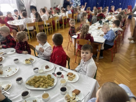 Wspólne kolędowanie w czasie śniadania wigilijnego